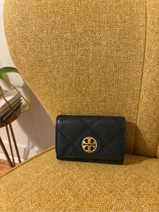 Tory Burch Handbags - Tory Burch Black Quilted Leather Card Wallet with Gold Emblem